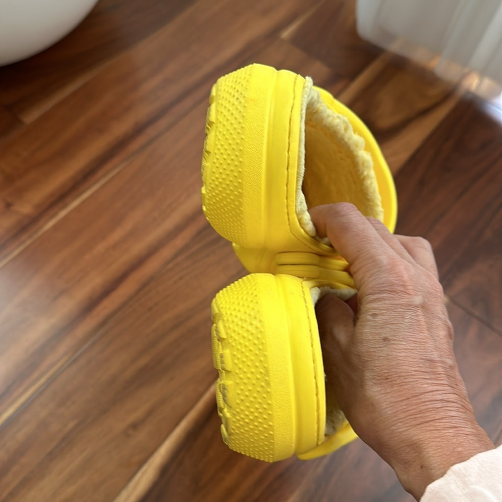 CROCS YELLOW DUAL COMFORT LINED LEMON YELLOW CLASSIC CLOGS SIZE M5 W7 - Picture 4 of 12